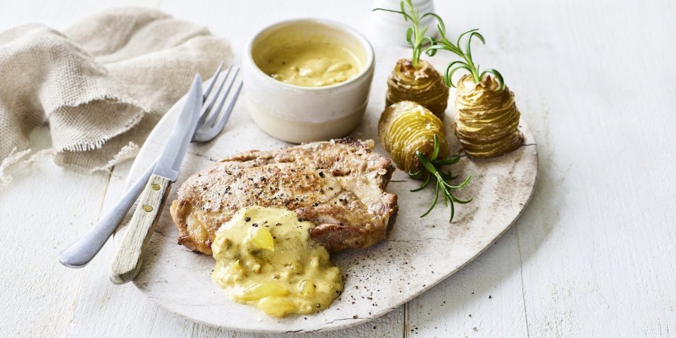Spieringkotelet met picklessaus en aardappeltorentjes