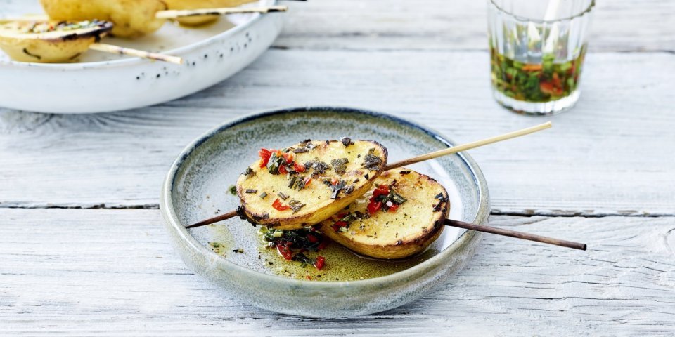 Spiesje van aardappel met een salsa van kappertjes Spiesje van aardappel met een salsa van kappertjes