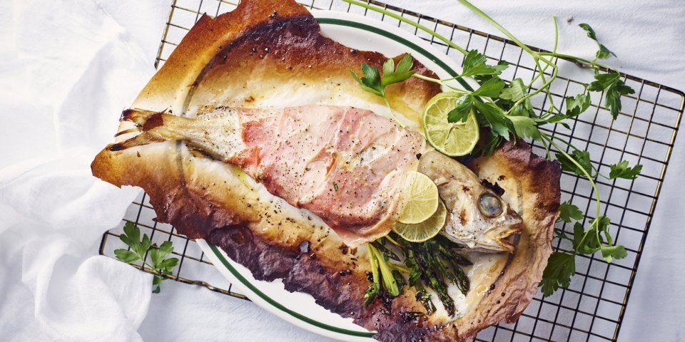 Een visje op tafel, letterlijk. Hij is gevuld met lekkers van bij ons en dichtgemaakt met gedroogde ham. Zo krijg je een vis op je bord, waar je de ene verrassing na de andere ontdekt. 
