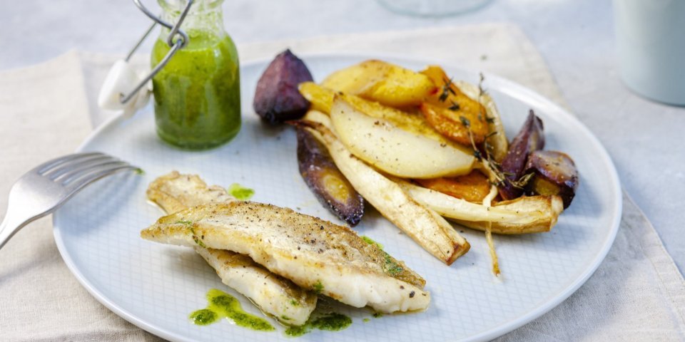 Krokant gebakken filets van steenbolk. Hij ligt gepresenteerd met vergeten groenten die gegrild werden in de oven. Er staat ook een flesje frisgroene salsa bij om dit gerecht extra pit en kruiding mee te geven. 