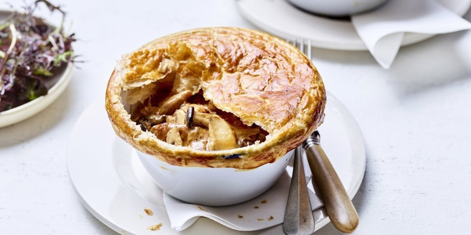 Stoofpotje van konijn met champignons, mosterdroomsausje en bladerdeeg De stoofpot van konijn is gemaakt per portie in een kleine keramieke pot. Hierover is een bladerdeeg gelegd die nu heerlijk krokant is geworden, na het bakken in de oven. Tijd voor een echte herfstgerecht.