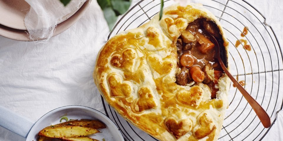 Stoofpotje van rundsvlees met bier en aardappelwedges Een heerlijk stoofpotje verstopt onder een krokant koekje van bladerdeeg. Speciaal voor valentijn kozen we voor een ovenschaal in hartjesvorm, kwestie om de liefde zeker te voeden.
