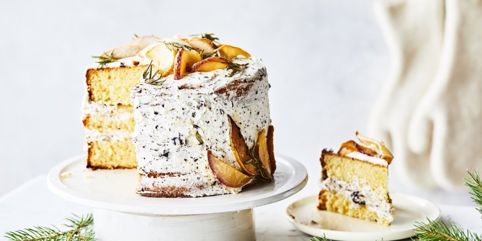 Stracciatellataart met gekaramelliseerde peertjes Een heerlijke taart om mee uit te pakken, want het dessert moet iedereen bekoren toch? Een torenhoge biscuit met gekaramelliseerde stukjes peer en stracciatellaroom tussen en versierd.