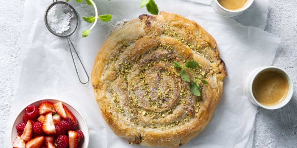 Een taart gemaakt van filodeeg. Het is eigenlijk een lange filodeegrol met vulling erin, opgerold in slangvorm. Wij geven er een heerlijk fruitsalade bij van aardbeien en framboosjes. 