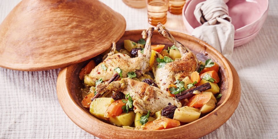 Op tafel staat een prachtige tajine van konijn met pruimen en aardappelstukjes. De kleuren toveren de herfst naar je bord. 