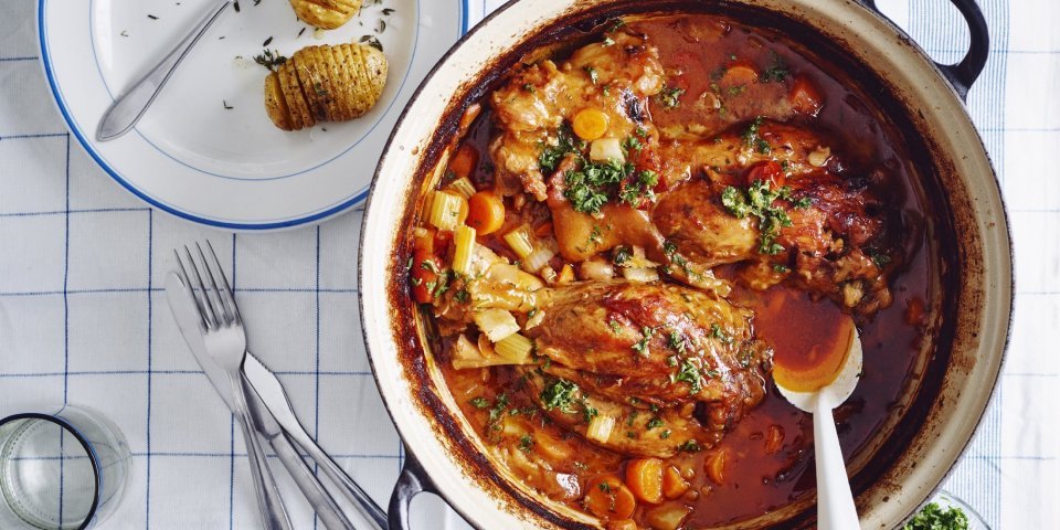 Een heerlijke dutch oven vanop de BBQ staat op de tafel klaar om uit te scheppen en te smullen. Wij serveren hem met hasselback potato's en gremolata.