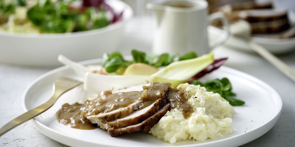 Varkensrollade met wintersalade en romige puree Een feestelijke hoofdmaaltijd die je terugbrengt naar grootmoeders keuken. Varkensrollade met een biersausje, smeuïge puree en met een salade van witloof en appel. Smakelijke feesten!