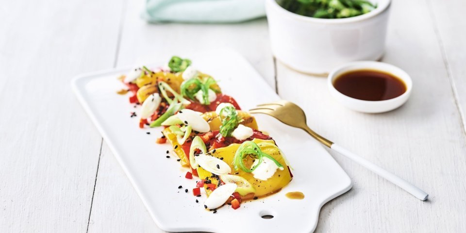 Vegetarische tataki van paprika Deze tataki is geserveerd op een wit dienplateautje, de kleuren zijn prachtig. Dit is zo eenvoudig klaar te maken met mega sterallures.