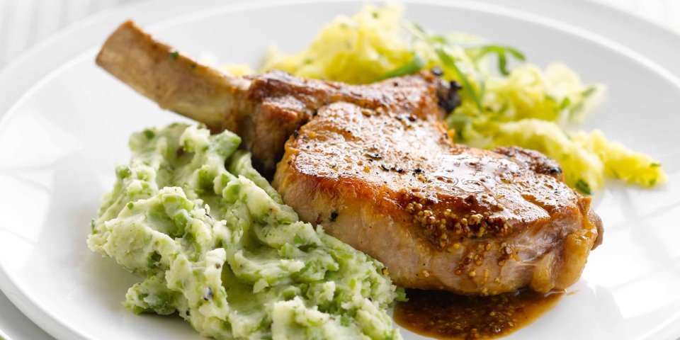Aardappel- en erwtenpuree met savooikool en varkenskroontje Aardappel- en erwtenpuree met savooikool en varkenskroontje