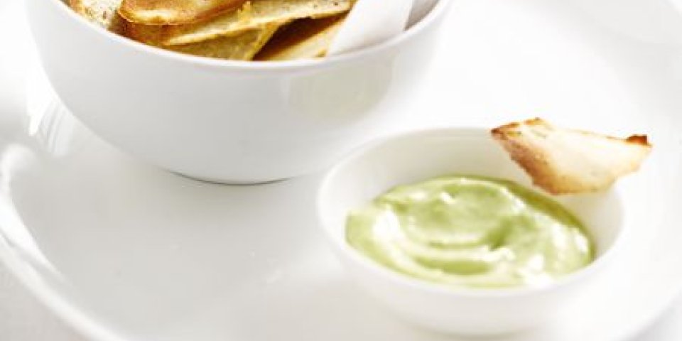Homemade chips met ansjovis en dip