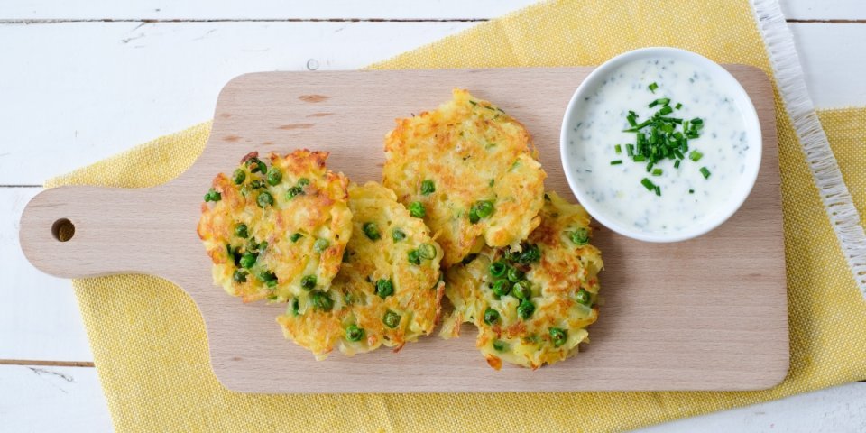 Rösti van erwtjes met kruidendip Rösti van erwtjes met kruidendip
