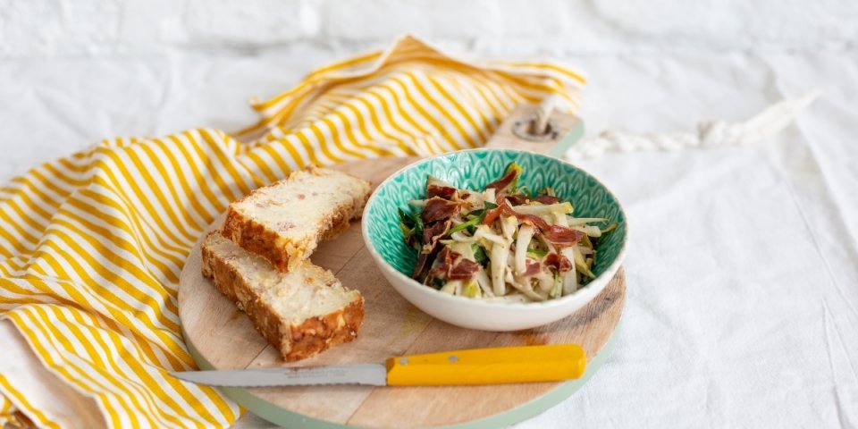 Hartige cake van aardappel en Gandaham met witloofslaatje