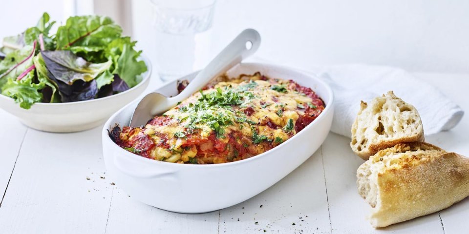 Gratin de pommes de terre, aubergine, courgette, sauce tomate Gratin de pommes de terre, aubergine, courgette, sauce tomate