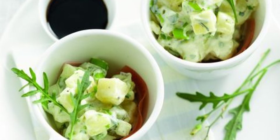 Aardappelsalade met gedroogde ham en geitenkaas