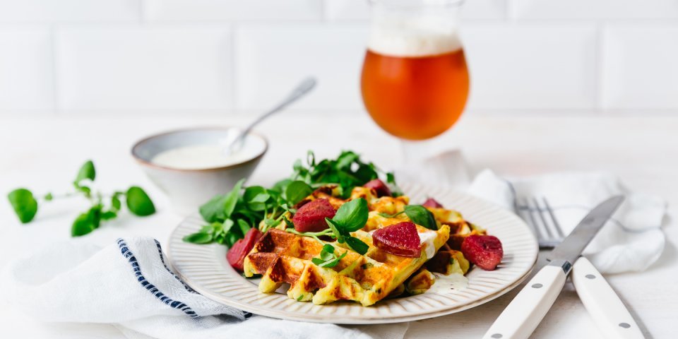 Aardappelwafels met paardenlookworst en mosterdsaus Aardappelwafels met paardenlookworst en mosterdsaus