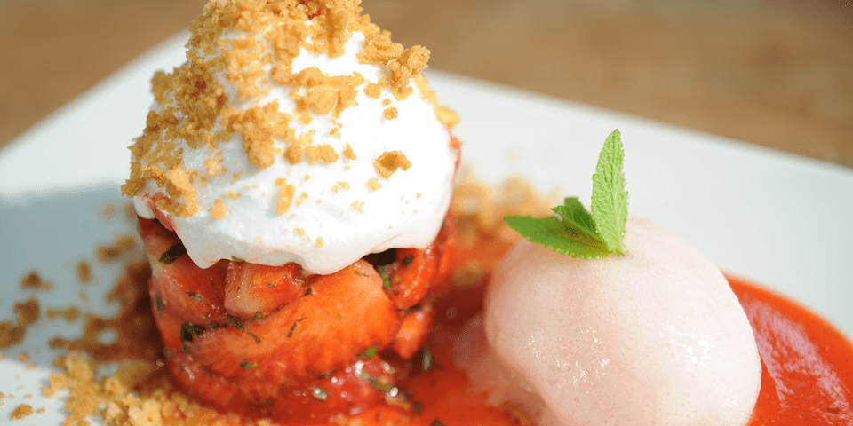 Aardbeien met meringue en crumble