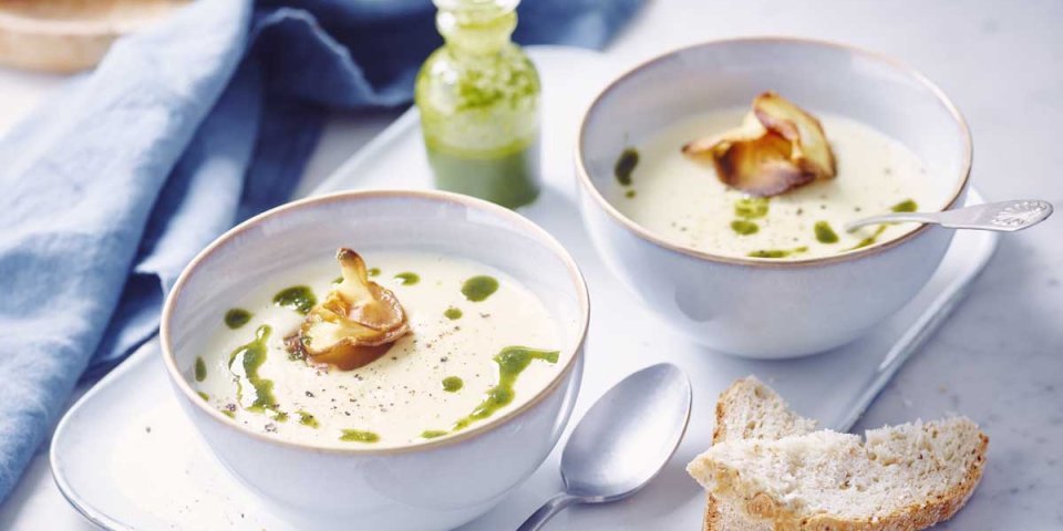 Soupe de topinambours, huile aux herbes et chips