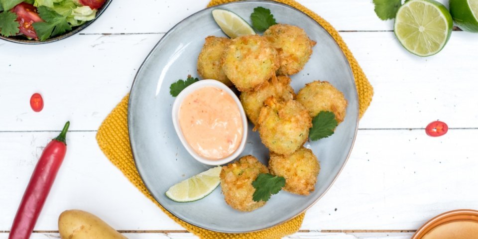 Batata vada met salade en sriracha-mayo Batata vada met salade en sriracha-mayo