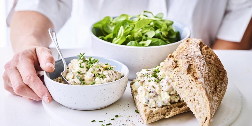 Belegde broodjes met kipsalade 