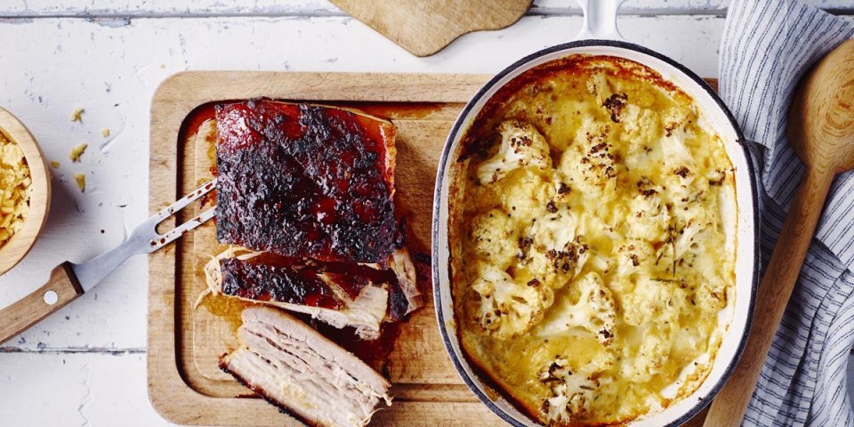 Bloemkoolgratin met kazen van bij ons en gelakt buikspek