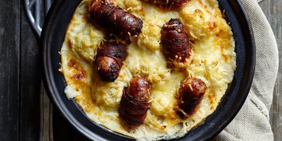 Bloemkoolgratin met worst in baconjasje