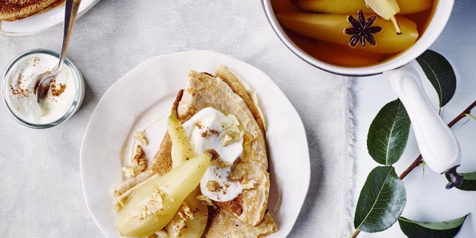 Boekweitpannenkoeken met gepocheerde peer en platte kaas Boekweitpannenkoeken met gepocheerde peer en platte kaas