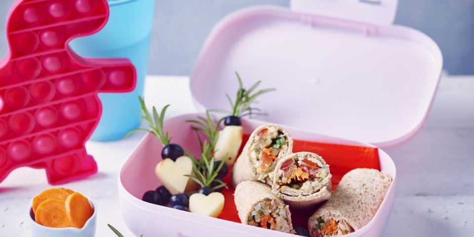 Boterhamrolletjes met fruitspiesjes Boterhamrolletjes met fruitspiesjes