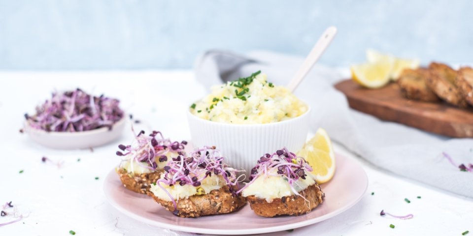 Brandade op toast met groentescheuten Brandade op toast met groentescheuten