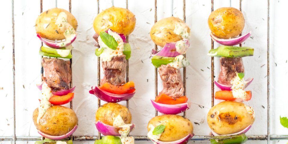 Brochette van biefstuk en aardappel met muntsausje Brochette van biefstuk en aardappel met muntsausje