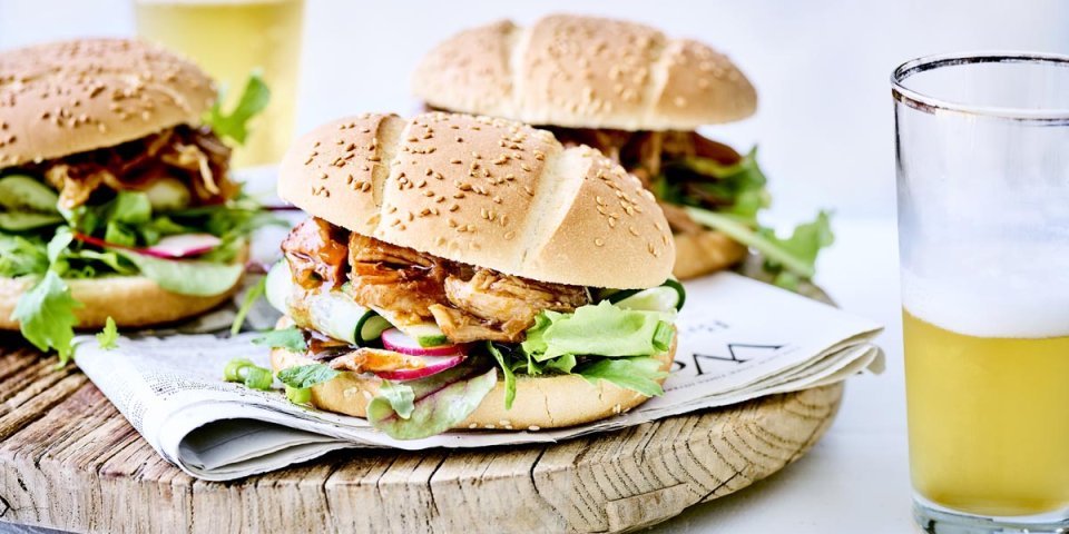 Sandwich à l’effilochée de lapin et sa sauce barbecue