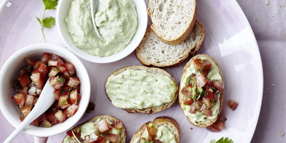 Bruschetta à la tomate et coriandre et sauce au yaourt et à l’avocat Bruschetta à la tomate et coriandre et sauce au yaourt et à l’avocat