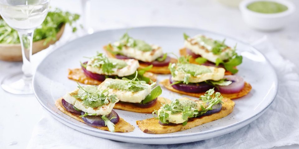 Bruschetta van zoete aardappel met Berloumi en sausje van rucola Bruschetta van zoete aardappel met Berloumi en sausje van rucola