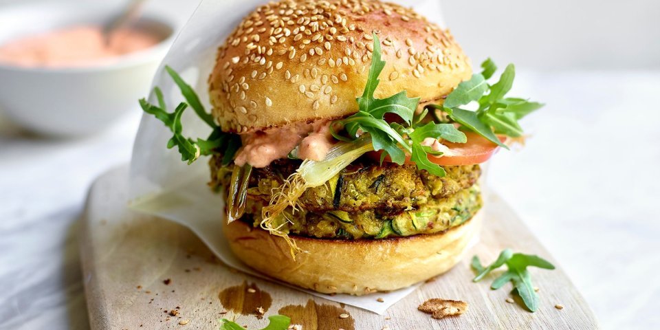 Groenteburger met courgette, chia en yoghurtdressing Groenteburger met courgette, chia en yoghurtdressing