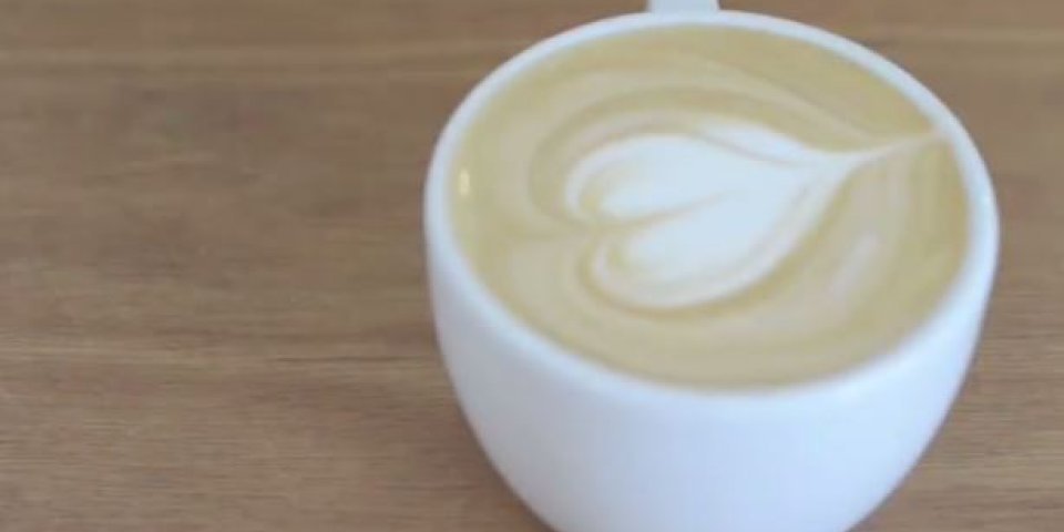 Cappuccino met een hartje van melkschuim Cappuccino met een hartje van melkschuim