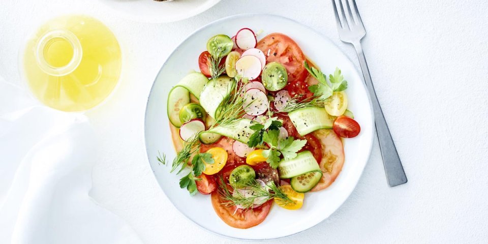 Carpaccio van Belgische tomaten met minikomkommer en radijs