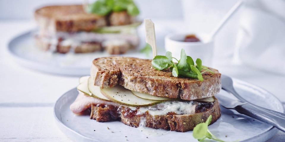 Croque monsieur met peer Croque monsieur met peer