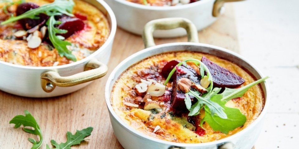 Crunchy ovenschotel met steenbolk, blauwe kaas en rode biet