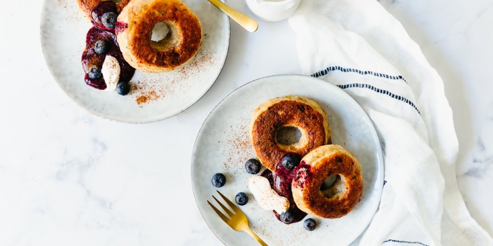 Donuts met blauwe bessen en zure room Donuts met blauwe bessen en zure room
