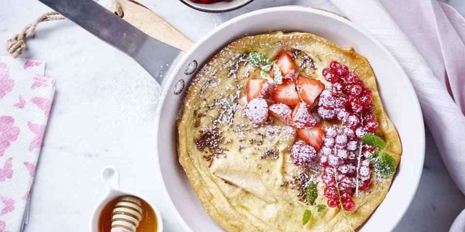 Dutch baby met appel, peer en rood fruit Dutch baby met appel, peer en rood fruit