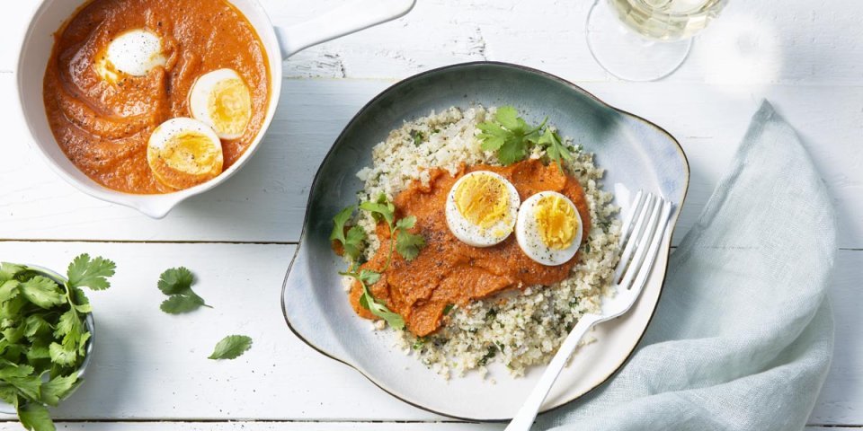 Eieren in pittige saus met bloemkoolrijst Eieren in pittige saus met bloemkoolrijst
