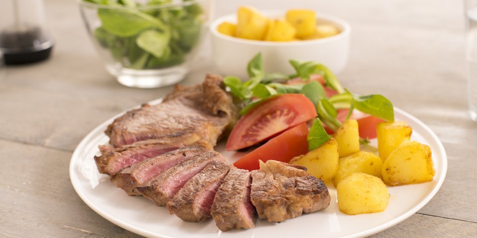 Entrecote met aardappelen en een salade 