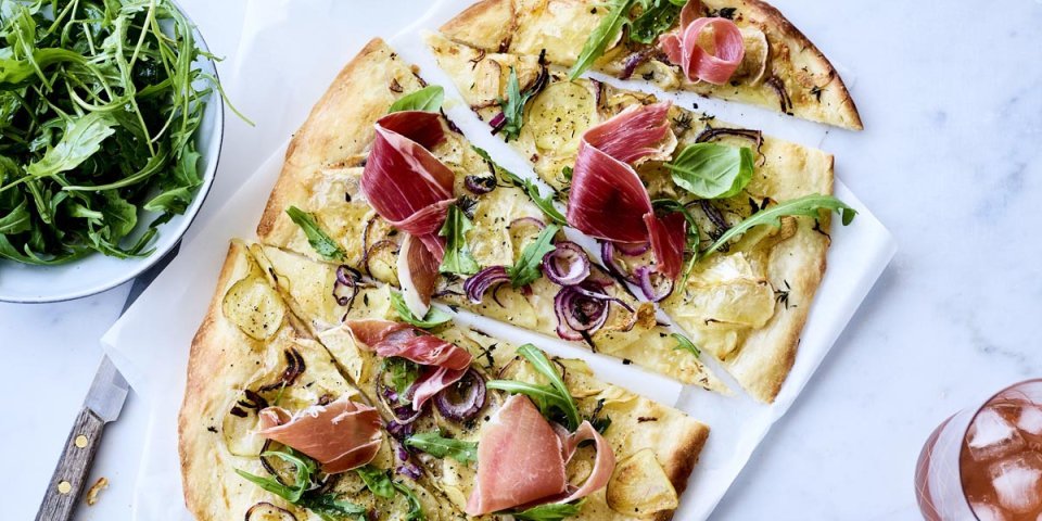 Flammkuchen met Belgische brie, gerookte ham en rucola Flammkuchen met Belgische brie, gerookte ham en rucola