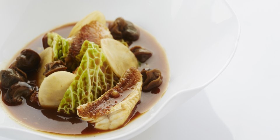 Fricassee van rode poon en escargots in een vleessausje Fricassee van rode poon en escargots in een vleessausje