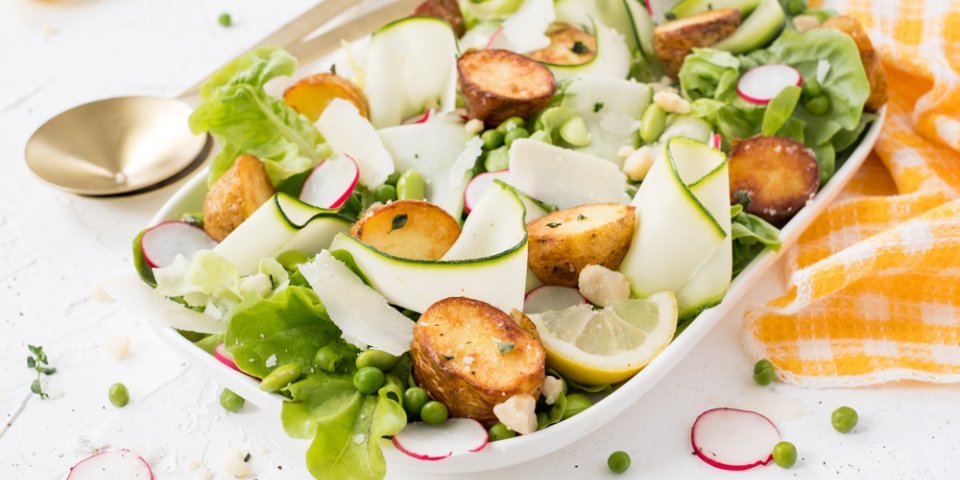 Frisse groene salade met aardappel