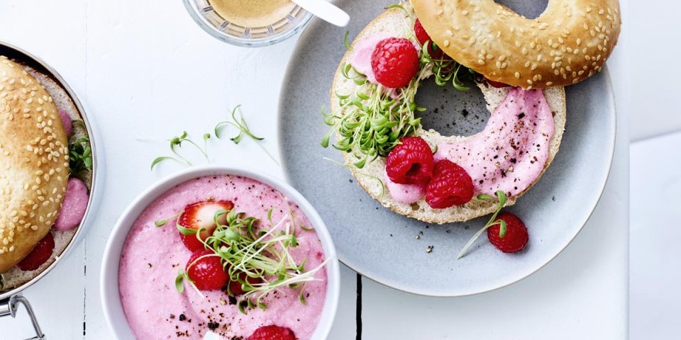 Fruitspread van aardbei en framboos met platte kaas Fruitspread van aardbei en framboos met platte kaas