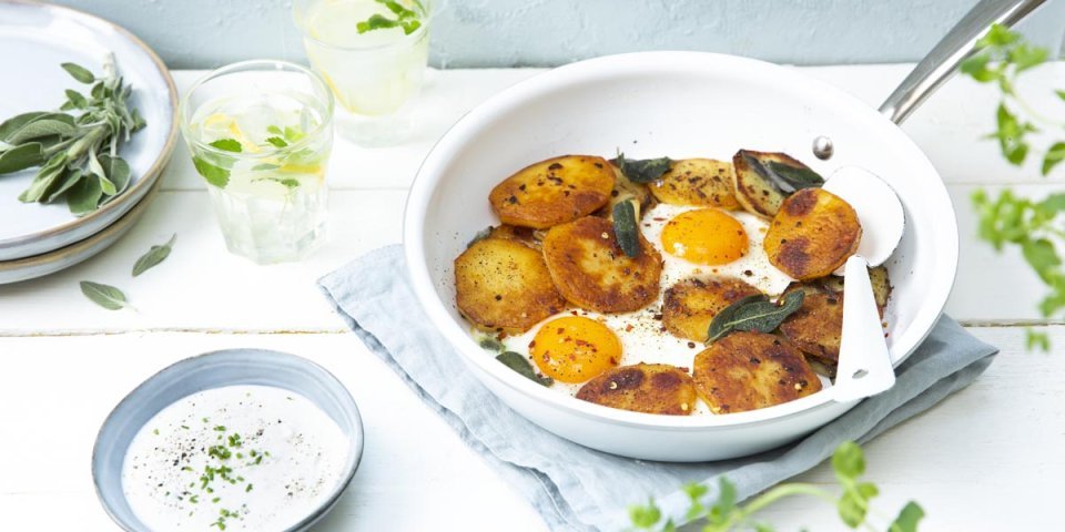 Gebakken aardappelschijfjes met salie en spiegelei