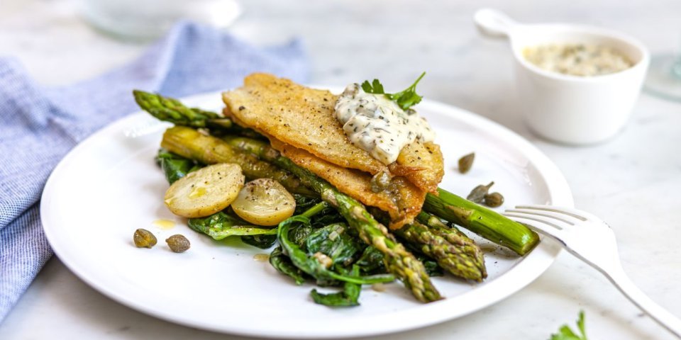 Gebakken pladijs met warme tartaarsaus, spinazie, asperges en krieltjes