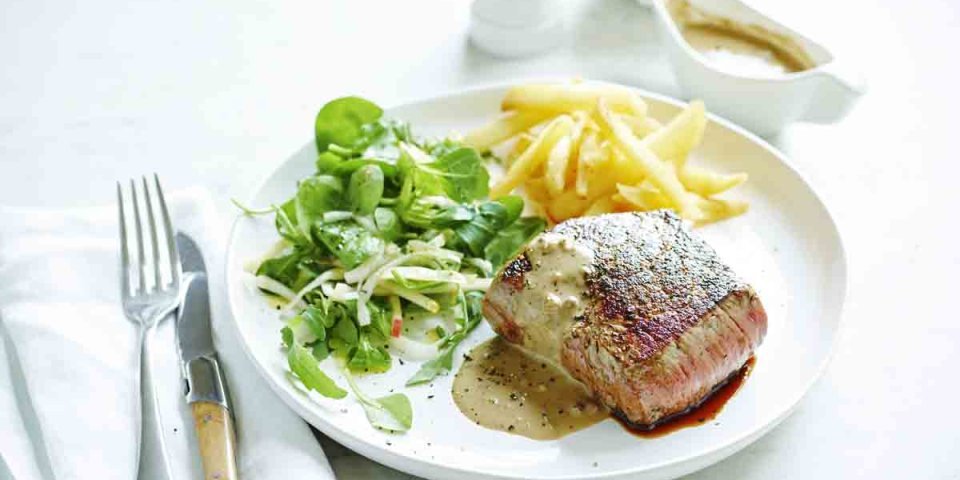 Steak au poivre flambé, salade mixte et frites