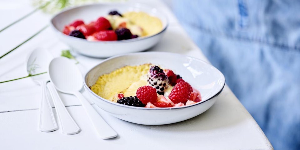 Gegratineerde sabayon met aardbeien, frambozen en bessen Gegratineerde sabayon met aardbeien, frambozen en bessen