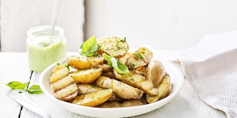 Gegrilde aardappelen met green goddess dressing